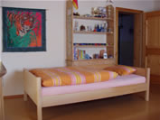 Bett mit Regal