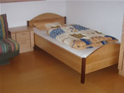 Bett mit Nachttisch