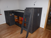 Hochbett mit Kleiderschrank und Regal in Kirschbaum geölt und Fichte blau/schwarz lasiert.