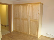Kleiderschrank in Astfichte lackiert